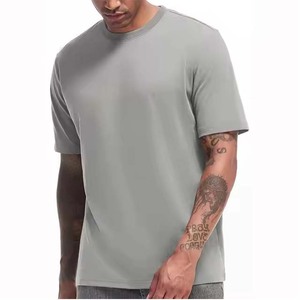 T-shirt de sport personnalisé pour homme, haute qualité, col rond uni et manches courtes, impression sérigraphique sur tissu tricoté - Product Image 1