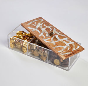 Caja de Regalo de Chocolate Acrílica de Lujo con Tapa Árabe Decorativa, Caja de Almacenamiento Transparente Hecha a Mano Ecológica para Dulces y Dátiles - Product Image 1