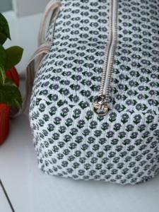Sac de voyage matelassé en coton imprimé floral, sac de week-end unique, bagage de voyage de haute qualité pour les vacances et les séjours de nuit - Product Image 3