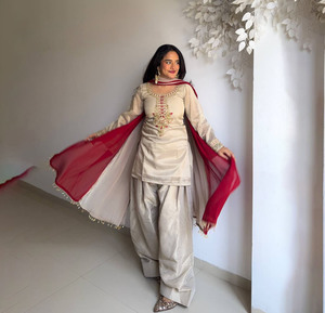 Conjunto de Moda: Top de Georgette con Bordado de Lentejuelas y Dhoti con Dupatta en Rojo y Marfil - Product Image 1