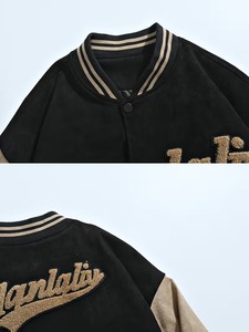 Chaqueta Varsity Negra Personalizada de Alta Calidad para Hombre con Letras Bordadas en Dorado y Mangas Beige, Chaqueta de Béisbol Estilo Varsity - Product Image 3