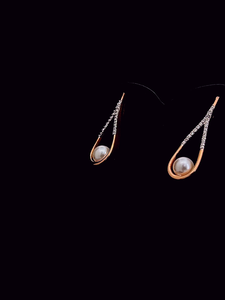 Elegantes pendientes de perlas en forma de lágrima con diamantes brillantes creados en laboratorio en plata de ley o oro macizo, un accesorio elegante y atemporal. - Product Image 3