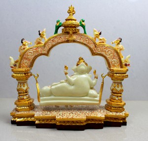 Estatua de Resina Hecha a Mano del Dios Ganesha Reclinado, Chapada en Oro Premium, Artesanía Nirmala de Rajasthan, para Instalación en Mesa - Product Image 4