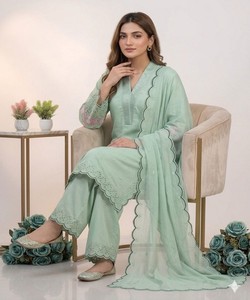 Ensemble haut, pantalon palazzo et dupatta en tissu Chanderi fantaisie avec broderie à sequins et découpe, 84951 PISTA - Product Image 3