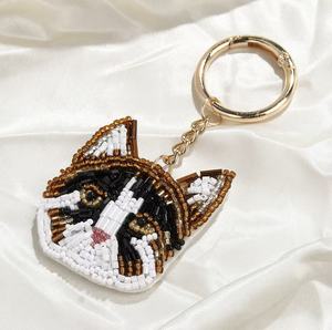 Llaveros de fiesta vintage hechos a mano con diamantes de imitación, con diseño de gato en blanco y negro, y dijes de letras del alfabeto multicolor con inicial tipo pulsera. - Product Image 4