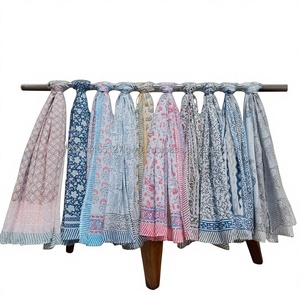 Paréo en coton doux avec imprimé indien, idéal pour la plage et les vacances - Product Image 1