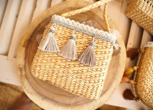 Sac fourre-tout cylindrique en paille de jacinthe d'eau durable |   Sac à main d'été artisanal tissé avec poignée robuste et motif imprimé pour usage en boutique - Product Image 5