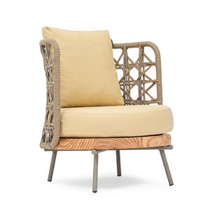 Fauteuil lounge moderne Annette pour villa, structure en aluminium, rotin tressé avec base en bois massif et coussins épais, finition naturelle - Product Image 1