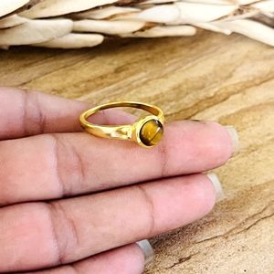 Bague Solitaire Bohème de Haute Qualité avec Pierre Précieuse, Bague Minimaliste en Laiton Plaqué Or 18 carats pour Femme, Bijoux Œil de Tigre pour Vente en Gros/OEM - Product Image 4