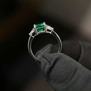 Bague de fiançailles Provence GRG pour homme, diamant taille émeraude 2,0 carats, sertissage clos, or blanc 14 carats, pierres latérales rondes, certifiée IGI - Product Image 6