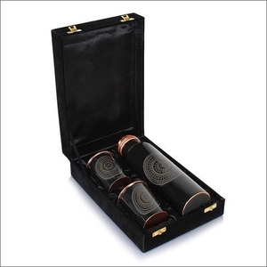 Ensemble de bouteilles d'eau en cuivre pur avec 2 verres – Vaisselle en cuivre à motif gravé doré royal dans un coffret cadeau en velours noir de luxe - Product Image 3