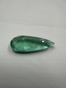 Émeraude naturelle zambienne de 10,86 carats, taille géante, coupe poire, pierre précieuse non montée pour la création de bijoux - Product Image 1