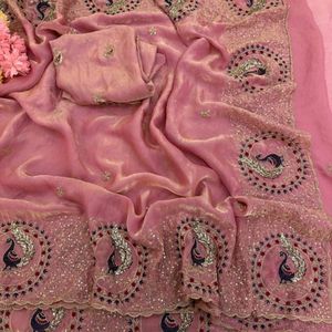 Sari en satin premium avec broderie de fils et de paillettes, accompagné d'un chemisier de créateur, fabriqué par Royal Export - Product Image 1