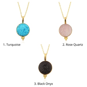 Collar minimalista con dijes de turquesa, cuarzo rosa, ónix negro, piedras preciosas redondas y colgante de flor tallada en oro de 18k. - Product Image 1