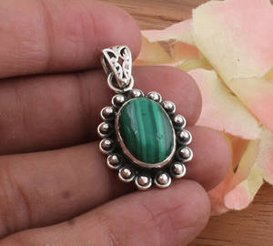 จี้มาลาไคต์ธรรมชาติประดับเงินแท้ 925 ชุบแพลตตินัม ตัวเรือนแบบวินเทจ ทำด้วยมือ เครื่องประดับพลอยสีเขียว - Product Image 5