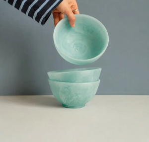 Bol en résine mosaïque en verre teinté fait main |   Plat de service géométrique coloré unique pour la décoration de la maison - Product Image 3