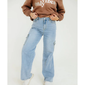 Jean cargo bleu clair pour femme, taille mi-haute, coupe ample, longueur intégrale, en denim uni, style décontracté printemps, avec poches, effet délavé - Product Image 2
