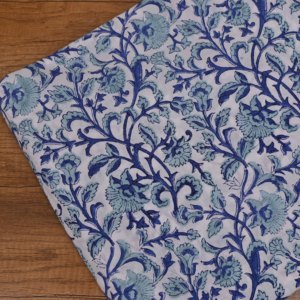 Tela de Algodón Blanco Premium Estampada a Mano con Diseño de Flores Azules y Hojas de Vid para Confección de Ropa y Decoración - Product Image 5