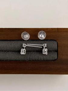 Pendientes clásicos de diamantes redondos en oro blanco, delicados pendientes nupciales, joyería fina atemporal, regalo de aniversario para ella, lujo exquisito. - Product Image 2