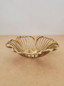 Bol en métal artisanal en forme de fleur, finition polie, plat de service décoratif, bol en métal à deux niveaux de luxe pour mariage, par UO - Product Image 5
