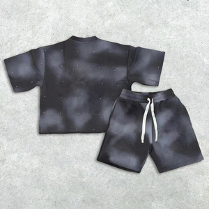 Ensemble deux pièces personnalisé avec broderie et sérigraphie, t-shirt délavé à l'acide et short de survêtement vieilli pour homme - Product Image 6