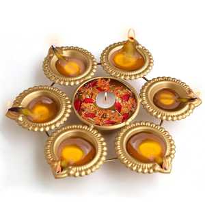 Candélabre circulaire en métal avec supports pour diya, pour les activités religieuses et les décorations festives - Product Image 1