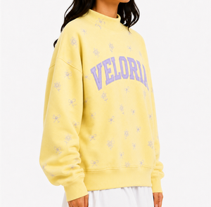 เสื้อสเวตเชิ้ตผู้หญิงทรงโอเวอร์ไซส์ คอเต่า แบรนด์ Veloria ลายพิมพ์ดอกไม้แบบกำหนดเอง พร้อมโลโก้ปักแบบแอพพลิเค ขายส่ง - Product Image 3