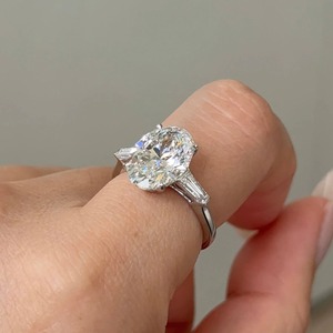 Anillo de Compromiso con Tres Diamantes Cultivados en Laboratorio de Corte Ovalado de 4 Quilates, Anillo con Diamante Ovalado, Piedras Laterales en Forma de Baguette, Certificado IGI - Product Image 3