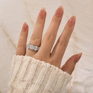 Bague d'anniversaire élégante en argent sterling plaqué or blanc avec pierre blanche en moissanite taille émeraude et halo, en argent 925, pour femme. - Product Image 4