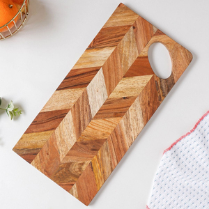 Cette élégante planche à découper en bois présente un magnifique motif en chevron, avec une découpe ovale pratique aux coins pour couper les légumes. - Product Image 1