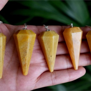 Pendule en cristal d'aventurine jaune fait main, facetté, en forme de pointe de crayon, pour la divination Reiki et la radiesthésie - Product Image 1
