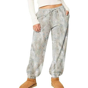 Pantalones Deportivos con Estampado de Camuflaje Selva Hechos en Pakistán, Diseñados con Corte Holgado y Tela Cómoda para un Estilo Urbano - Product Image 1
