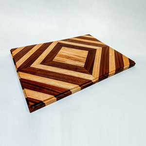 Planche à découper en bois bicolore exquise, avec des motifs géométriques et des rayures en chevron contrastées pour couper les légumes - Product Image 1