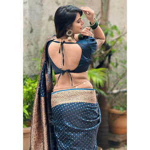 Sari en soie Katan Banarasi bleu foncé tissé avec des fils Zari, conçu par Pooja Rathod pour les vêtements indiens et pakistanais par Elite Weaves - Product Image 3