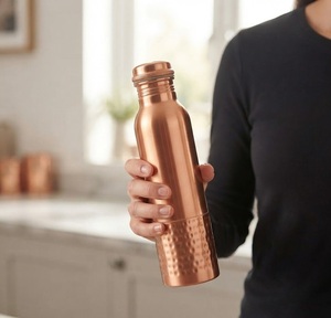 Botella de agua de cobre de alta calidad con diseño martillado para hidratación, yoga y bebidas inspiradas en la Ayurveda a un precio competitivo. - Product Image 1