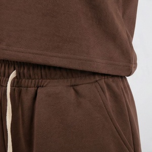 Ensemble 2 pièces tricoté marron uni pour femme : haut à col rond et manches courtes coupe ample et short décontracté au-dessus du genou pour la maison - Product Image 5