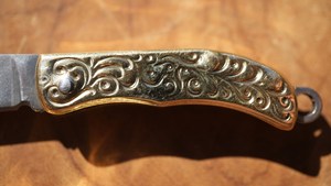 Navaja Plegable Multiusos con Hoja de Acero de Punta Caída, Mango de Madera Tallada, Apertura con Perilla para el Pulgar, para Exteriores, con Punta Afilada de 0.5mm - Product Image 2