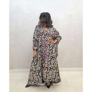 เดรสยาวพิมพ์ลายดอกไม้สไตล์โบฮีเมียนสำหรับผู้หญิง ทรงหลวม แขนยาว คอวี สไตล์ลำลองชายหาดแบบอาบายะ - Product Image 2