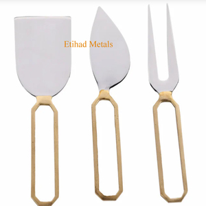 Juego de 3 cuchillos para queso de latón antiguo martillado, hechos a mano - Product Image 1