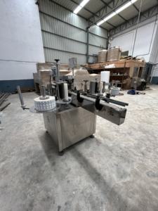 Machine d'étiquetage de bouteilles PET double face à grande vitesse, entièrement automatique, industrielle, pour autocollants plats, avec pompe à moteur – Meilleur prix - Product Image 4