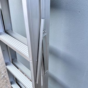 Échelle en aluminium de haute qualité avec marches antidérapantes pour une sécurité maximale. - Product Image 4