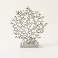 Sculpture abstraite en métal doré sur mesure avec base en marbre, statue décorative en aluminium artisanale en forme de nœud pour une décoration intérieure de luxe.