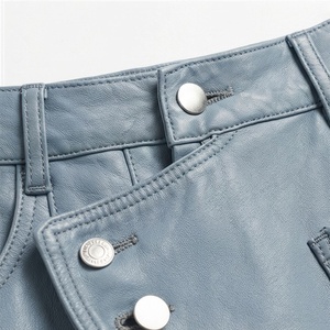 Mini-jupe plissée taille haute en similicuir pour femme, asymétrique, boutonnée, coupe trapèze, unie - Product Image 4