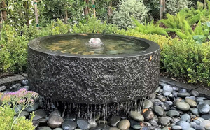 Fontaine en bassalte naturel taillé brut - Diamètre 115 cm - Grande fontaine extérieure au design moderne - Bassin d'eau en pierre volcanique massif - Product Image 4