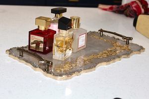 Plateau de service en résine géode fait main et peint à la main avec poignées dorées et bord en verre, plateau décoratif personnalisable - Product Image 5