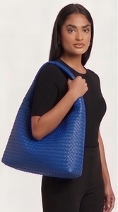 Bolso de Hombro de Lujo Personalizado para Mujer, Estilo Inglés, de Cuero Genuino Trenzado, Tipo Hobo, con Cierre de Cremallera y Cadenas, Venta al por Mayor - Product Image 3