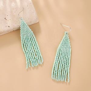 Boucles d'oreilles longues perlées faites à la main pour femmes, style bohème, vert menthe, avec franges longues, bijoux de mode, accessoire de fête - Product Image 3