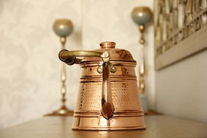 Théière en cuivre traditionnelle de qualité supérieure avec bec verseur élégant et courbé, poignée décorative en cuivre, couvercle intégré, corps arrondi et finition polie de luxe - Product Image 6