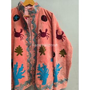 Chaqueta de Forro Polar Bordada para Mujer Fezanhandicraft, Color Coral, Bordado a Mano con Patrón de Cangrejo, Cuello Mao, Manga Larga - Product Image 2