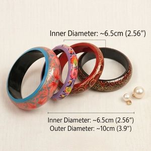 Brazaletes de madera con motivos florales y de enredaderas pintados a mano en paletas de colores coral, lavanda, carmesí y negro. - Product Image 2